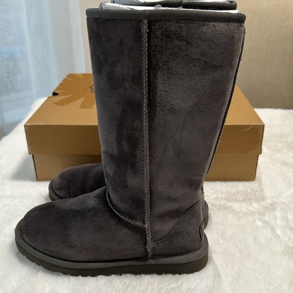 Women Ugg Boots - Picture 4 of 10